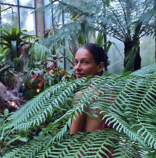 Η Βραζιλιάνα, άγνωστη, μούσα του Λάγκερφελντ -Πάνω της ράβονται όλα τα Chanel [εικόνες] | iefimerida.gr 14