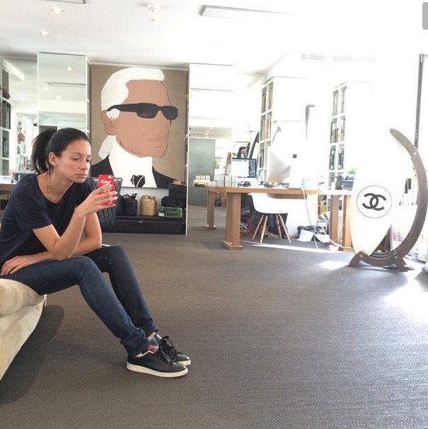 Η Βραζιλιάνα, άγνωστη, μούσα του Λάγκερφελντ -Πάνω της ράβονται όλα τα Chanel [εικόνες] | iefimerida.gr 13