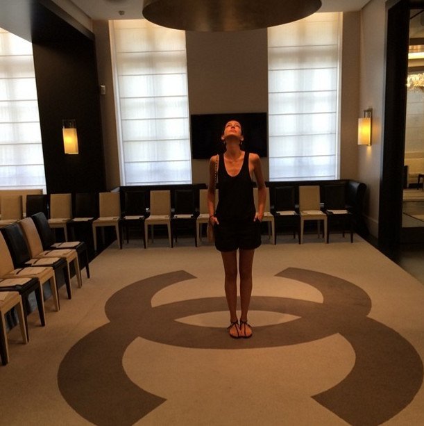 Η Βραζιλιάνα, άγνωστη, μούσα του Λάγκερφελντ -Πάνω της ράβονται όλα τα Chanel [εικόνες] | iefimerida.gr 12