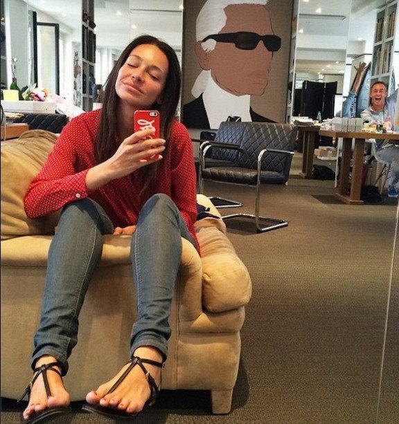 Η Βραζιλιάνα, άγνωστη, μούσα του Λάγκερφελντ -Πάνω της ράβονται όλα τα Chanel [εικόνες] | iefimerida.gr 10