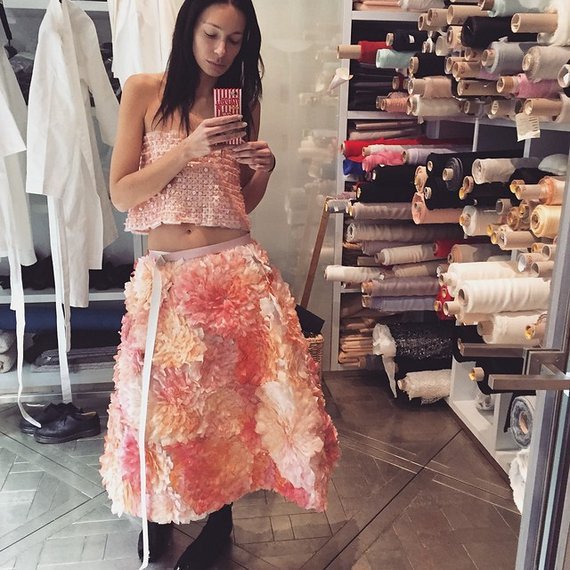 Η Βραζιλιάνα, άγνωστη, μούσα του Λάγκερφελντ -Πάνω της ράβονται όλα τα Chanel [εικόνες] | iefimerida.gr 9