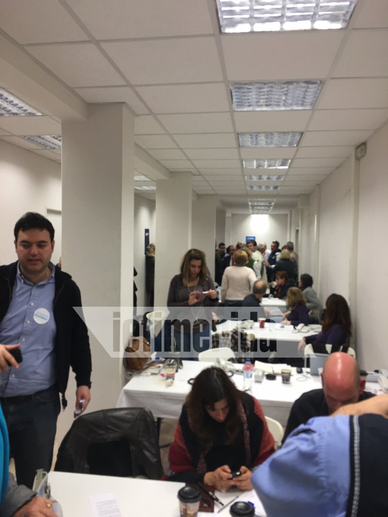 Χαμόγελα, αγκαλιές και ενθουσιασμός στο επιτελείο του Κυριάκου Μητσοτάκη [εικόνες] | iefimerida.gr 3