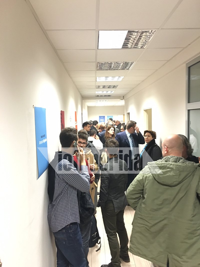 Χαμόγελα, αγκαλιές και ενθουσιασμός στο επιτελείο του Κυριάκου Μητσοτάκη [εικόνες] | iefimerida.gr 4