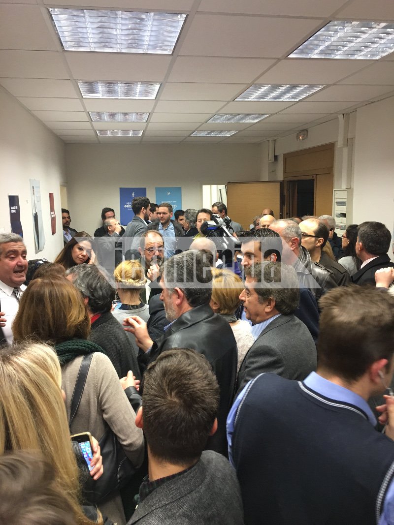 Χαμόγελα, αγκαλιές και ενθουσιασμός στο επιτελείο του Κυριάκου Μητσοτάκη [εικόνες] | iefimerida.gr 5