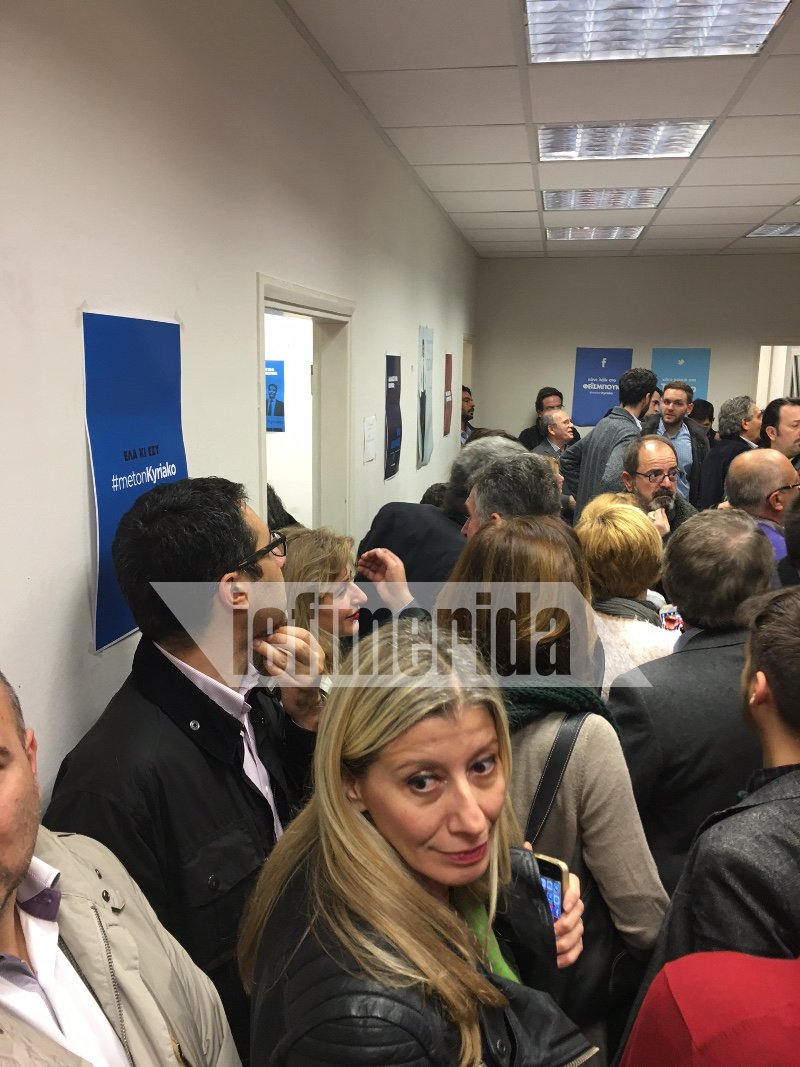 Χαμόγελα, αγκαλιές και ενθουσιασμός στο επιτελείο του Κυριάκου Μητσοτάκη [εικόνες] | iefimerida.gr 6