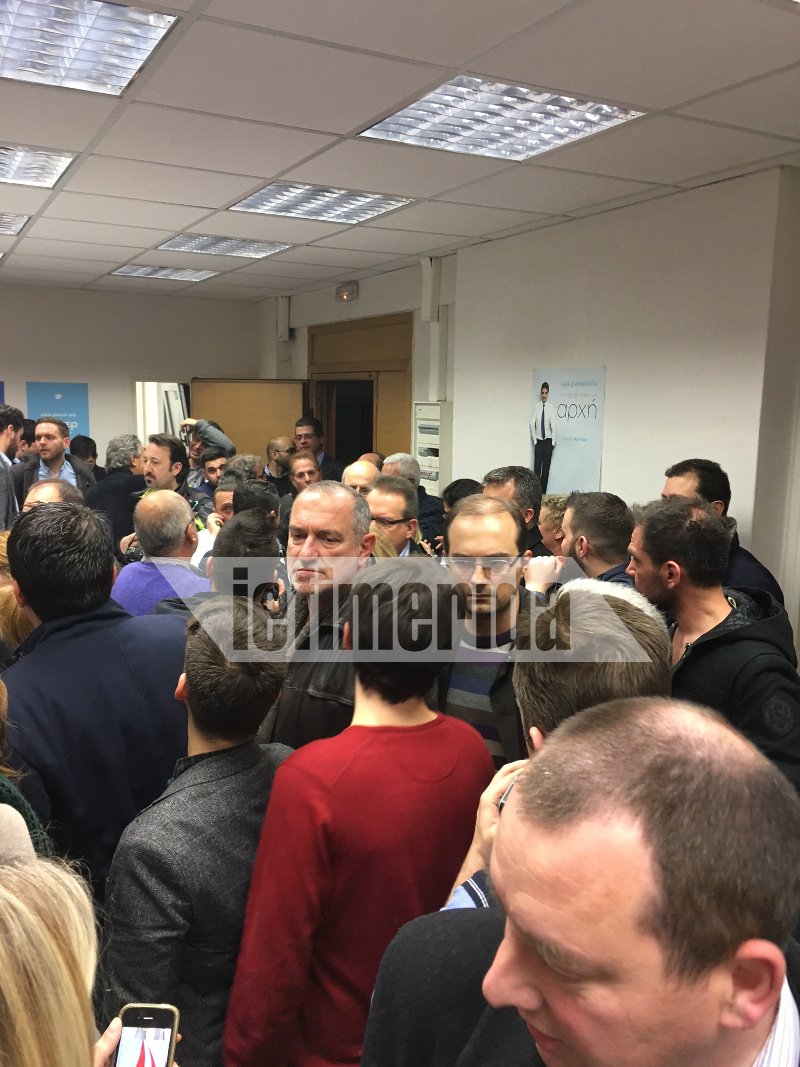 Χαμόγελα, αγκαλιές και ενθουσιασμός στο επιτελείο του Κυριάκου Μητσοτάκη [εικόνες] | iefimerida.gr 2