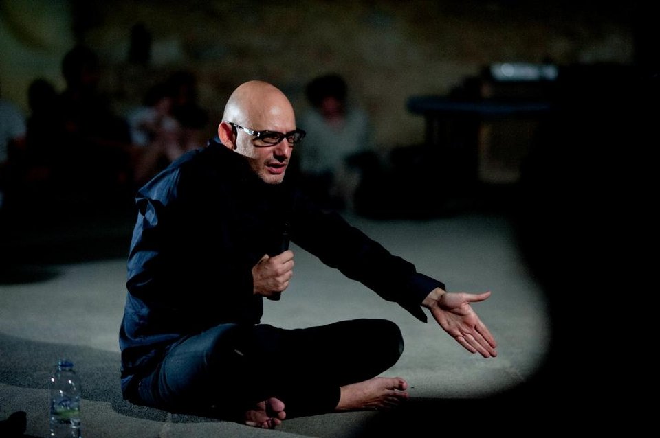  Ο εικαστικός και ιδρυτής της Μπιενάλε Αθήνας, Poka-Yio, ανεβάζει τον «Κούκο» στη σκηνή του Bios [εικόνες] | iefimerida.gr 2