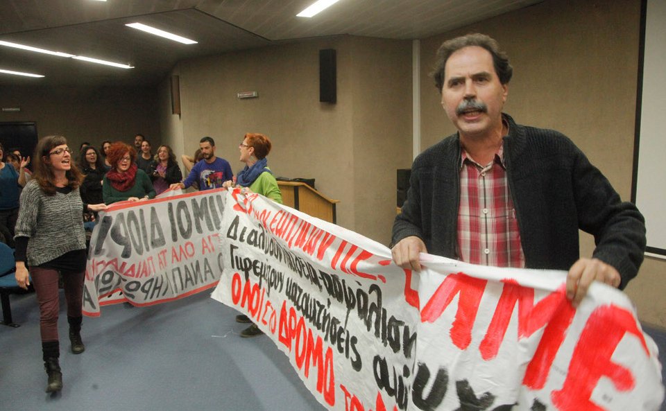 «Ντου» εκπαιδευτικών και φοιτητών στη συζήτηση για τη Δημόσια Παιδεία - Ματαίωσαν την «πρεμιέρα» [εικόνες] | iefimerida.gr 4