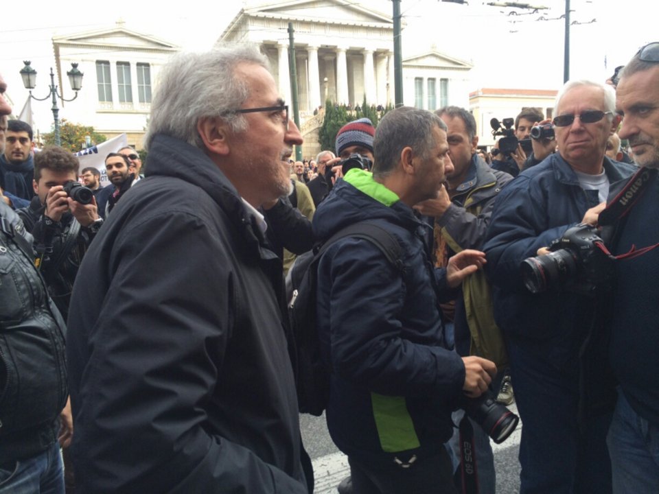 Εδιωξαν τον πρόεδρο της ΓΣΕΕ από την πορεία για το Ασφαλιστικό -Τον φυγάδευσαν οι άνδρες ασφαλείας του [εικόνες] | iefimerida.gr 0