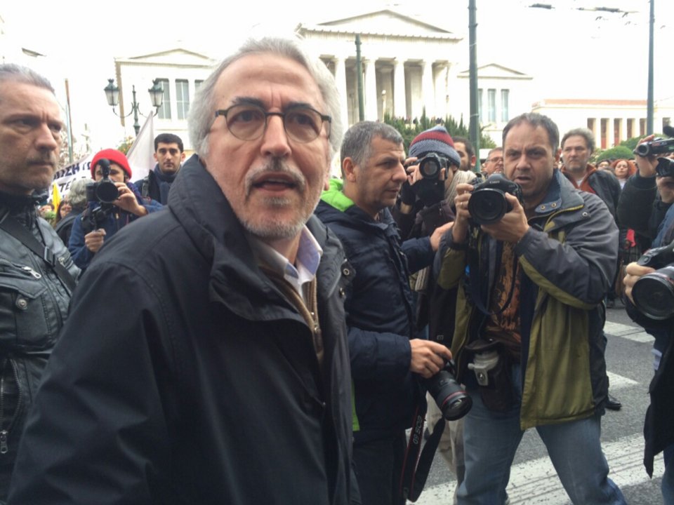 Εδιωξαν τον πρόεδρο της ΓΣΕΕ από την πορεία για το Ασφαλιστικό -Τον φυγάδευσαν οι άνδρες ασφαλείας του [εικόνες] | iefimerida.gr 1