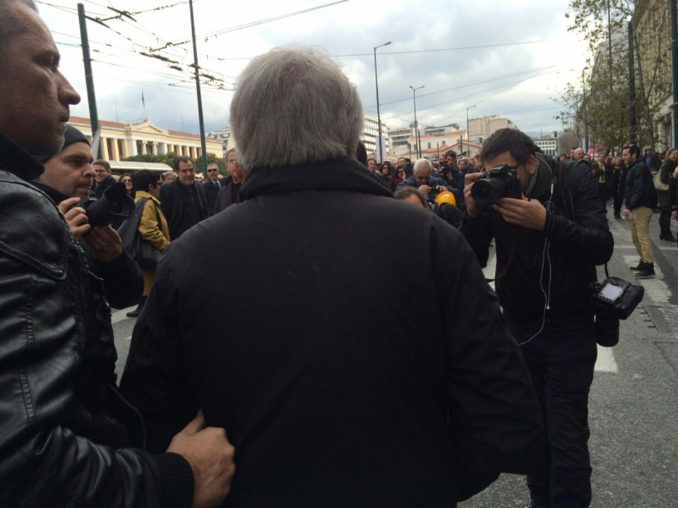 Εδιωξαν τον πρόεδρο της ΓΣΕΕ από την πορεία για το Ασφαλιστικό -Τον φυγάδευσαν οι άνδρες ασφαλείας του [εικόνες] | iefimerida.gr 2