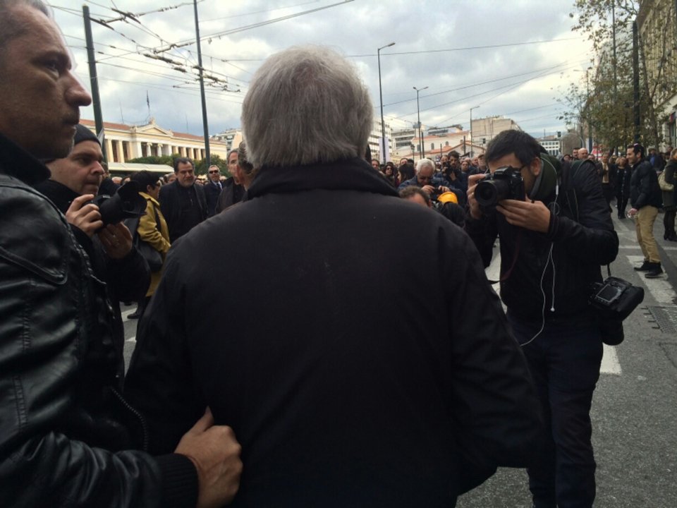 Εδιωξαν τον πρόεδρο της ΓΣΕΕ από την πορεία για το Ασφαλιστικό -Τον φυγάδευσαν οι άνδρες ασφαλείας του [εικόνες] | iefimerida.gr 3