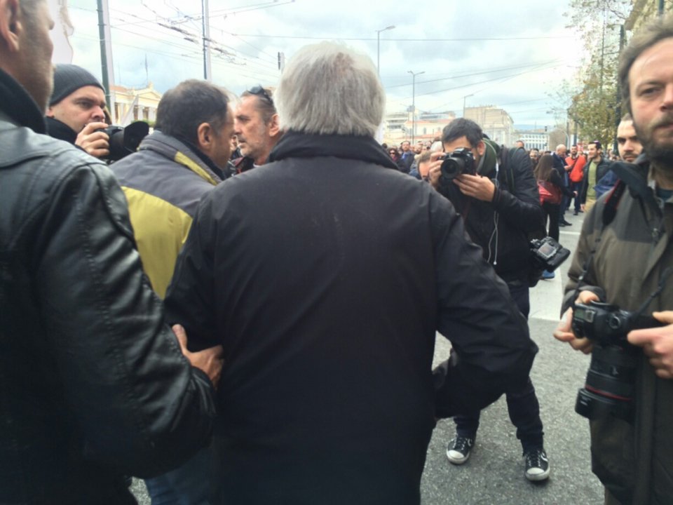 Εδιωξαν τον πρόεδρο της ΓΣΕΕ από την πορεία για το Ασφαλιστικό -Τον φυγάδευσαν οι άνδρες ασφαλείας του [εικόνες] | iefimerida.gr 4