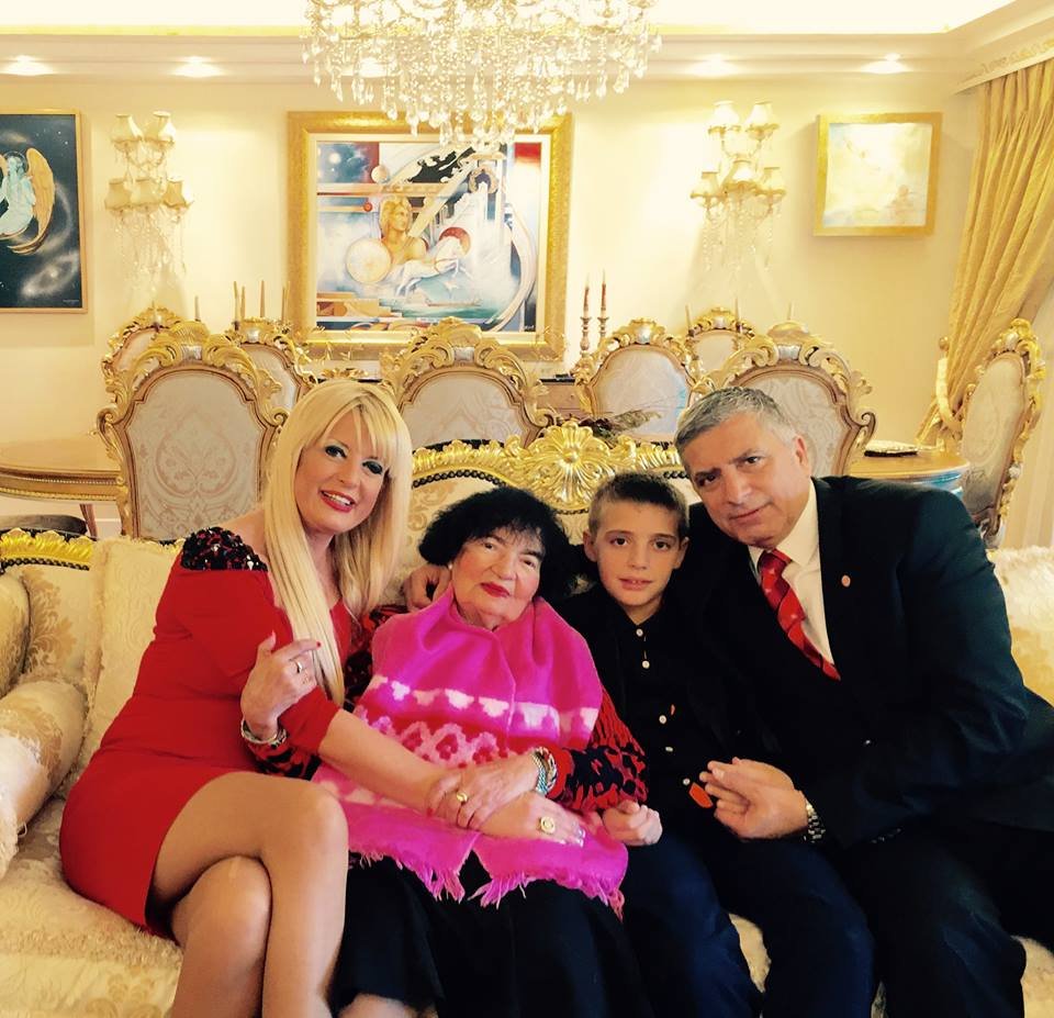 Ο Πατούλης ευχήθηκε χρόνια πολλά μέσα από το ολόχρυσο σαλόνι του [εικόνες] | iefimerida.gr 1