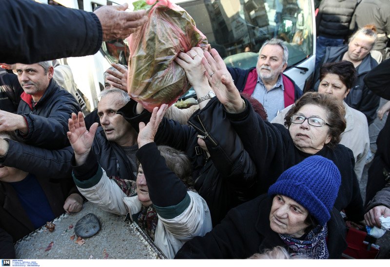 Αθήνα, 2016: Ουρές απόγνωσης στον Κολωνό για μια σακούλα δωρεάν φρούτα [εικόνες] | iefimerida.gr 0