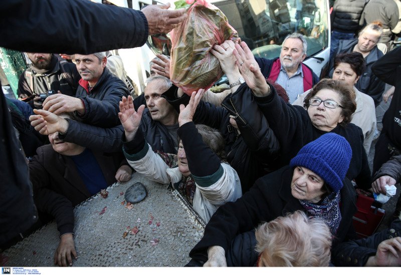 Αθήνα, 2016: Ουρές απόγνωσης στον Κολωνό για μια σακούλα δωρεάν φρούτα [εικόνες] | iefimerida.gr 9