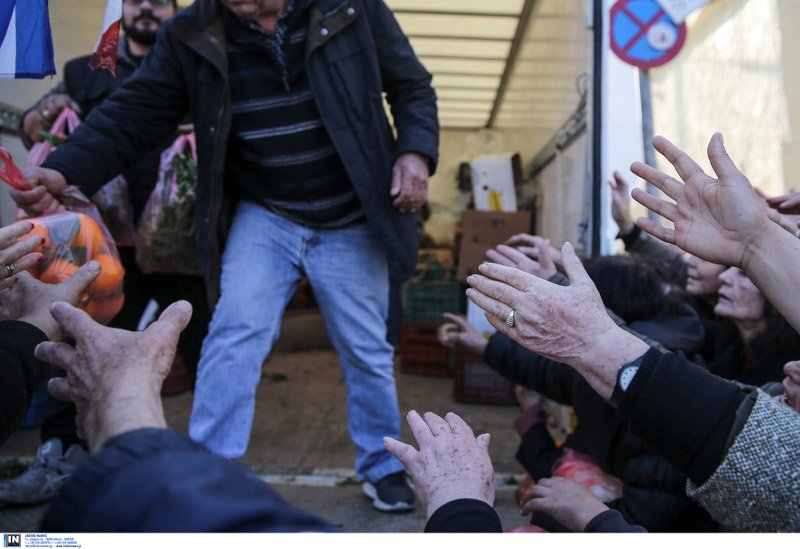 Αθήνα, 2016: Ουρές απόγνωσης στον Κολωνό για μια σακούλα δωρεάν φρούτα [εικόνες] | iefimerida.gr 10