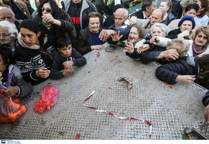 Αθήνα, 2016: Ουρές απόγνωσης στον Κολωνό για μια σακούλα δωρεάν φρούτα [εικόνες] | iefimerida.gr 1