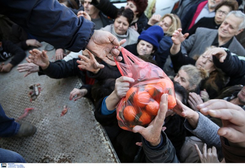 Αθήνα, 2016: Ουρές απόγνωσης στον Κολωνό για μια σακούλα δωρεάν φρούτα [εικόνες] | iefimerida.gr 2