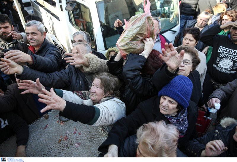 Αθήνα, 2016: Ουρές απόγνωσης στον Κολωνό για μια σακούλα δωρεάν φρούτα [εικόνες] | iefimerida.gr 3
