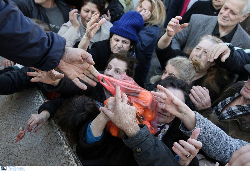 Αθήνα, 2016: Ουρές απόγνωσης στον Κολωνό για μια σακούλα δωρεάν φρούτα [εικόνες] | iefimerida.gr 4