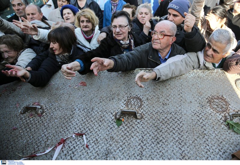 Αθήνα, 2016: Ουρές απόγνωσης στον Κολωνό για μια σακούλα δωρεάν φρούτα [εικόνες] | iefimerida.gr 5