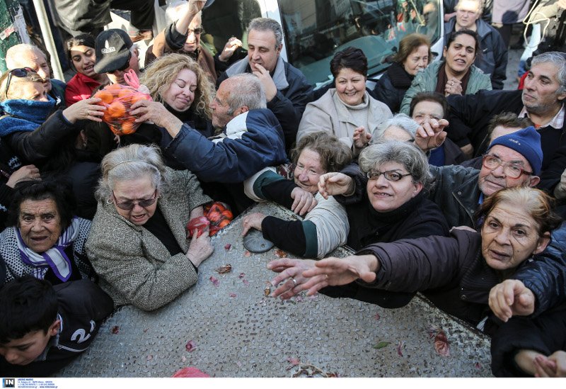 Αθήνα, 2016: Ουρές απόγνωσης στον Κολωνό για μια σακούλα δωρεάν φρούτα [εικόνες] | iefimerida.gr 6