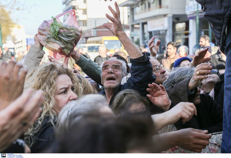 Αθήνα, 2016: Ουρές απόγνωσης στον Κολωνό για μια σακούλα δωρεάν φρούτα [εικόνες] | iefimerida.gr 7