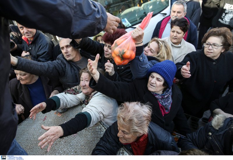 Αθήνα, 2016: Ουρές απόγνωσης στον Κολωνό για μια σακούλα δωρεάν φρούτα [εικόνες] | iefimerida.gr 8
