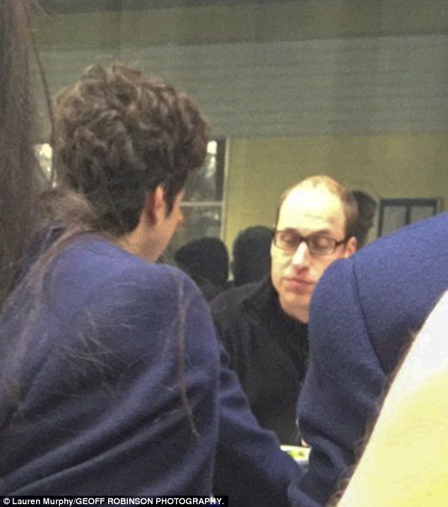 Ο πρίγκιπας Γουίλιαμ τρώει σε καντίνα σχολείου - Εκπληκτοι οι μαθητές μόλις τον είδαν [εικόνες] | iefimerida.gr 2