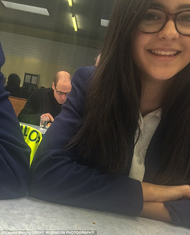 Ο πρίγκιπας Γουίλιαμ τρώει σε καντίνα σχολείου - Εκπληκτοι οι μαθητές μόλις τον είδαν [εικόνες] | iefimerida.gr 1