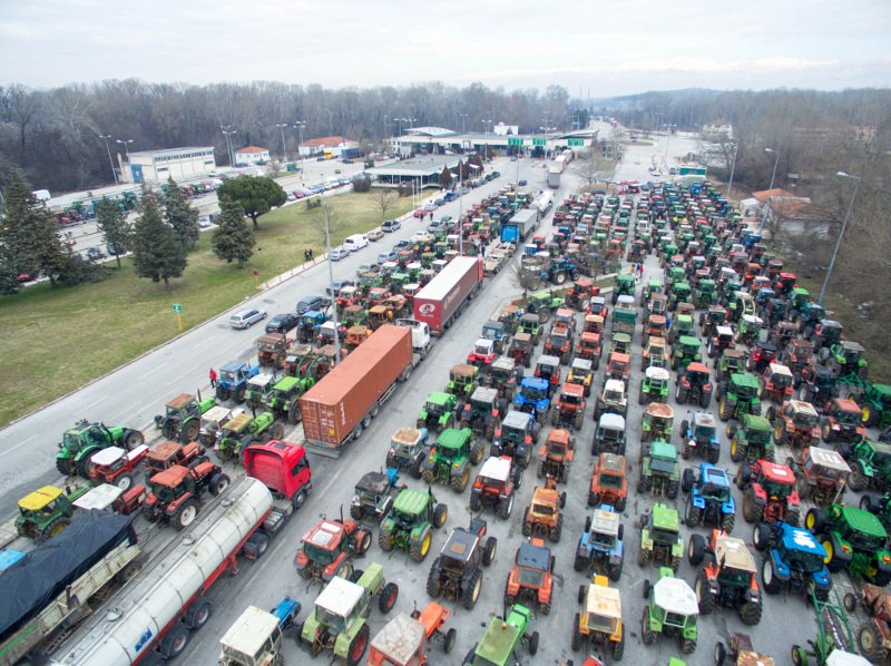 Χιλιάδες τρακτέρ παρατεταγμένα στον Προμαχώνα -Με κλείσιμο των συνόρων απειλούν οι αγρότες [εικόνες] | iefimerida.gr 0