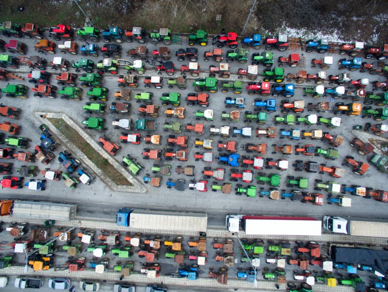 Χιλιάδες τρακτέρ παρατεταγμένα στον Προμαχώνα -Με κλείσιμο των συνόρων απειλούν οι αγρότες [εικόνες] | iefimerida.gr 1