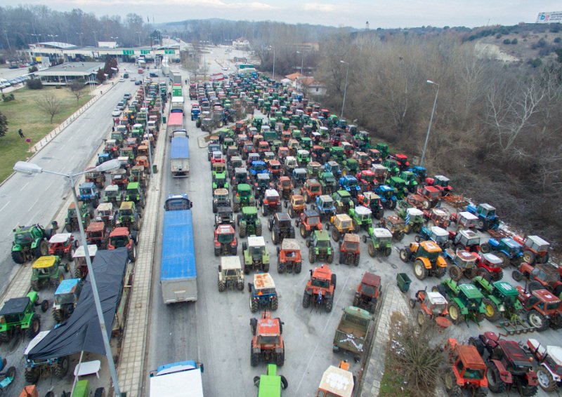 Χιλιάδες τρακτέρ παρατεταγμένα στον Προμαχώνα -Με κλείσιμο των συνόρων απειλούν οι αγρότες [εικόνες] | iefimerida.gr 2