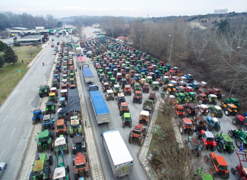 Χιλιάδες τρακτέρ παρατεταγμένα στον Προμαχώνα -Με κλείσιμο των συνόρων απειλούν οι αγρότες [εικόνες] | iefimerida.gr 3