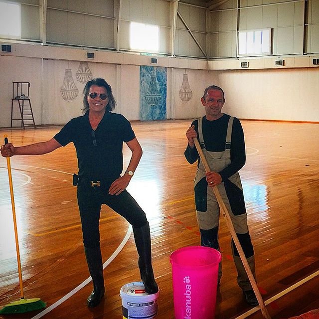 Ο Ψινάκης πήρε σκούπα και καθάρισε το νέο γήπεδο του Μαραθώνα [εικόνα] | iefimerida.gr 0