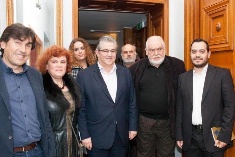 Ο Κουτσούμπας πήγε θέατρο στην Πάτρα και είδε «Η ζωή του Γαλιλαίου» [εικόνες] | iefimerida.gr 3