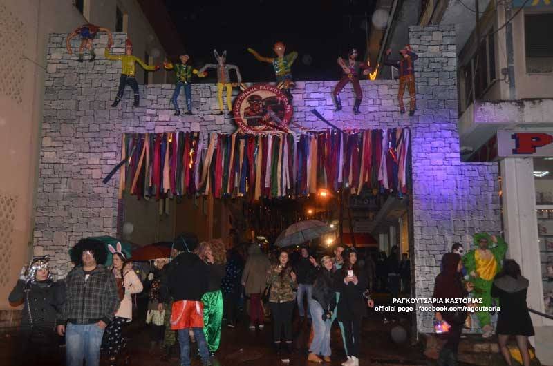 Στην Καστοριά κάνουν καρναβάλι τώρα -Τι είναι τα Ραγκουτσάρια [εικόνες] | iefimerida.gr 0