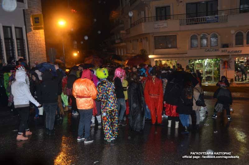 Στην Καστοριά κάνουν καρναβάλι τώρα -Τι είναι τα Ραγκουτσάρια [εικόνες] | iefimerida.gr 4