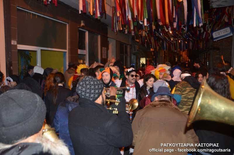 Στην Καστοριά κάνουν καρναβάλι τώρα -Τι είναι τα Ραγκουτσάρια [εικόνες] | iefimerida.gr 2