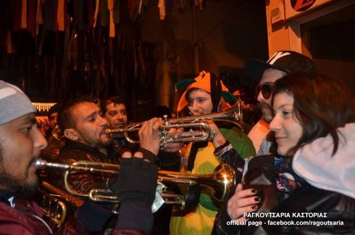 Στην Καστοριά κάνουν καρναβάλι τώρα -Τι είναι τα Ραγκουτσάρια [εικόνες] | iefimerida.gr 6