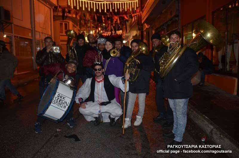 Στην Καστοριά κάνουν καρναβάλι τώρα -Τι είναι τα Ραγκουτσάρια [εικόνες] | iefimerida.gr 3