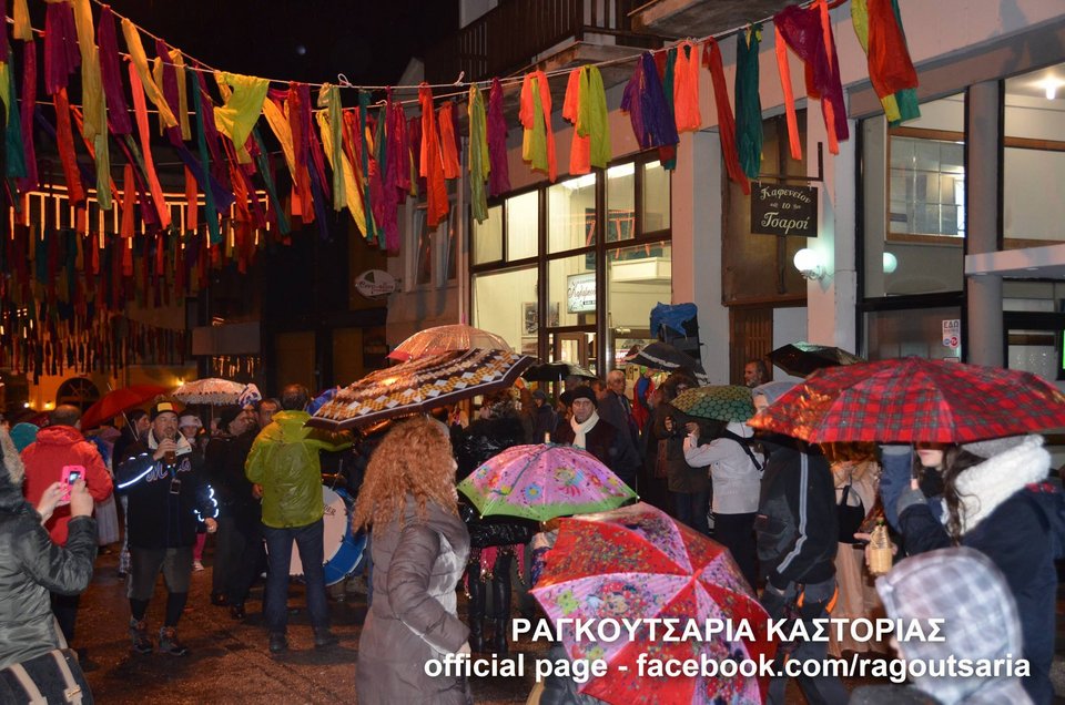 Στην Καστοριά κάνουν καρναβάλι τώρα -Τι είναι τα Ραγκουτσάρια [εικόνες] | iefimerida.gr 1