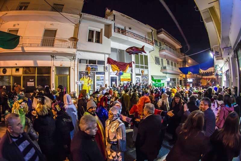 Στην Καστοριά κάνουν καρναβάλι τώρα -Τι είναι τα Ραγκουτσάρια [εικόνες] | iefimerida.gr 7