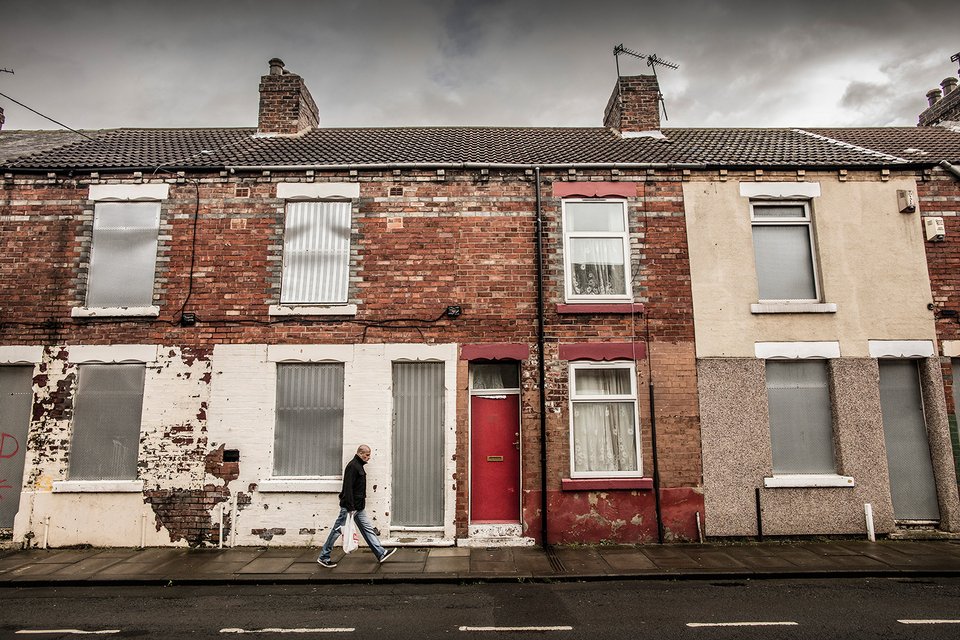 Σάλος στην Αγγλία: Εβαψαν κόκκινες τις πόρτες εκεί που μένουν πρόσφυγες [εικόνες] | iefimerida.gr 12