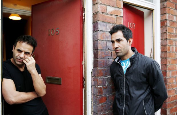 Σάλος στην Αγγλία: Εβαψαν κόκκινες τις πόρτες εκεί που μένουν πρόσφυγες [εικόνες] | iefimerida.gr 10