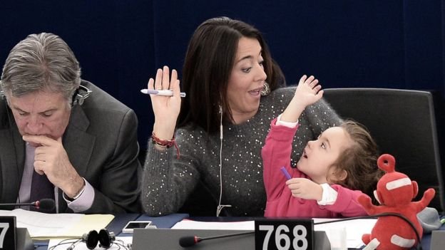 Ισπανίδα βουλευτής θήλασε το μωρό της μέσα στη Βουλή [εικόνες] | iefimerida.gr 4