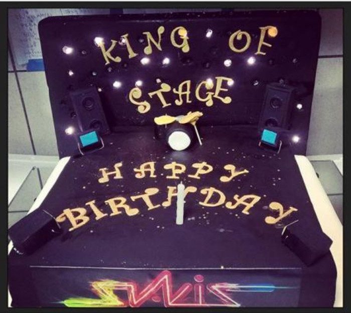 «Χαμός» στα γενέθλια του Σάκη Ρουβά -Το καυτό φιλί με την Κάτια πάνω στη σκηνή [εικόνες]  | iefimerida.gr 2