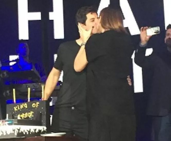 «Χαμός» στα γενέθλια του Σάκη Ρουβά -Το καυτό φιλί με την Κάτια πάνω στη σκηνή [εικόνες]  | iefimerida.gr 0