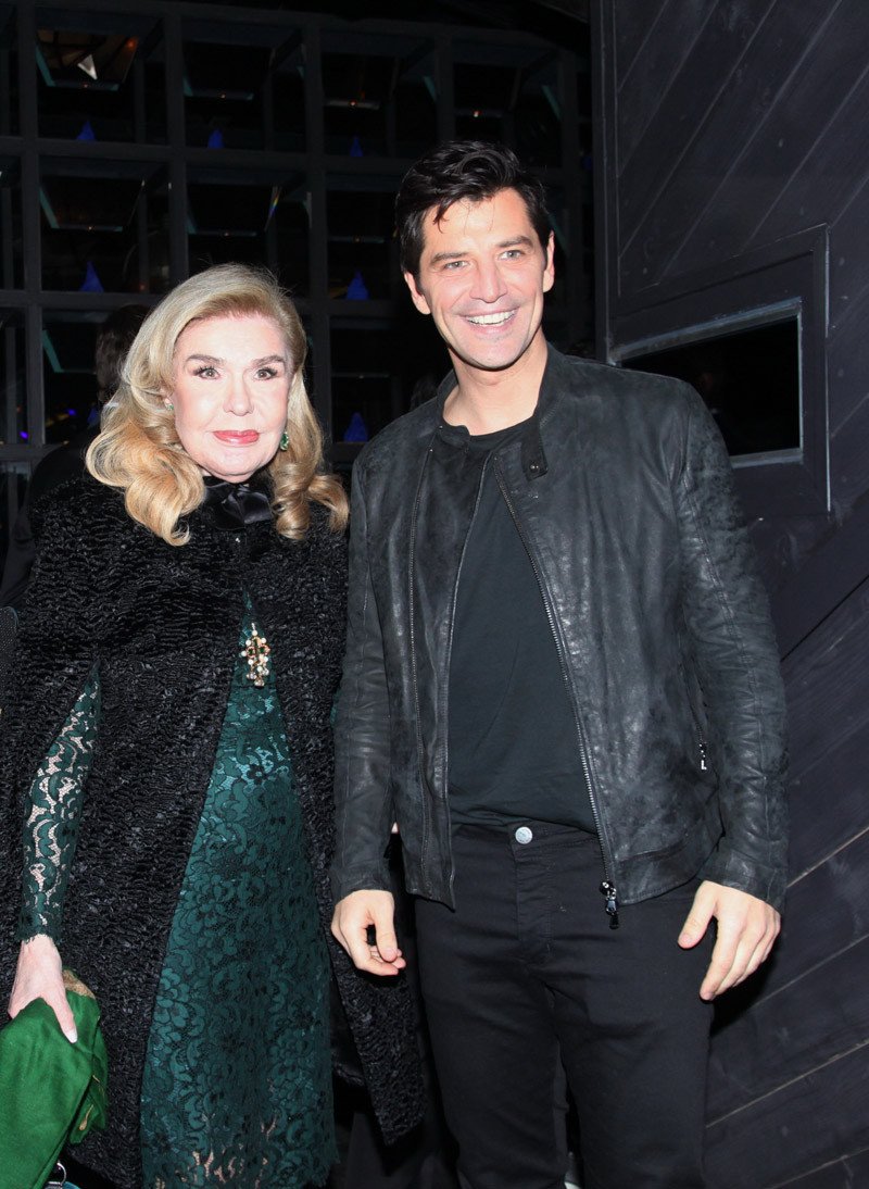 «Χαμός» στα γενέθλια του Σάκη Ρουβά -Το καυτό φιλί με την Κάτια πάνω στη σκηνή [εικόνες]  | iefimerida.gr 5